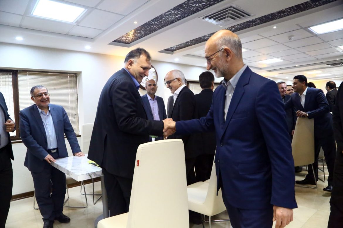 موثقی نیا در دیدار نوروزی با کارکنان ایمیدرو بخش عمده ای از مشکلات موجود کشور، از مسیر تولید قابل حل است