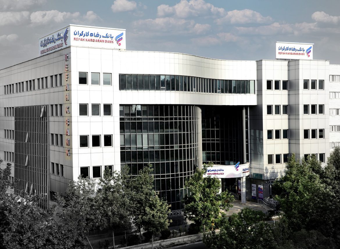 نمای ساختمان بانک رفاه کارگران و لوگوی تیپیکو در کنار تابلوی بورس اوراق بهادار تهران؛ آغاز عرضه سهام تیپیکو توسط بانک رفاه کارگران