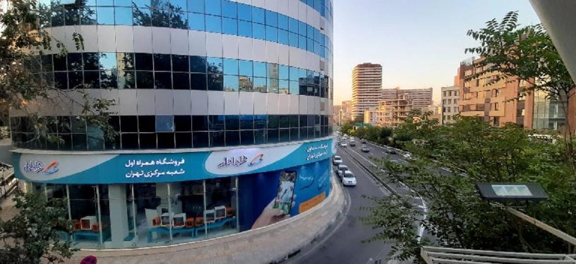 تصویری از غرفه همراه اول در نمایشگاه الکامپ ۱۴۰۳ با شعار “اتصال به آینده‌ی هوشمند” و معرفی سرویس‌های دیجیتال جدید و فناوری‌های پیشرفته.