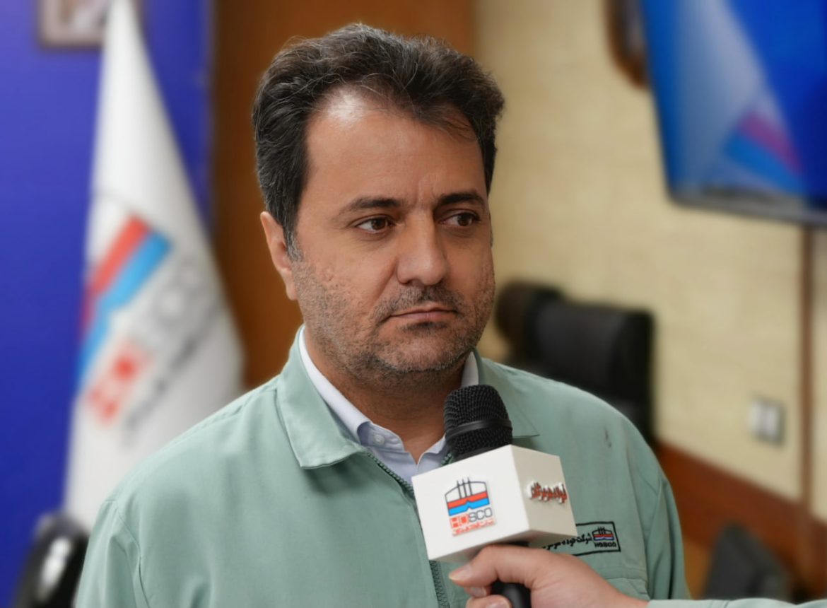 شاهین زارع، مدیر متالورژی فولاد هرمزگان، در حال توضیح درباره تاثیر سرمایه‌گذاری خطرپذیر بر صنعت فولاد و همکاری با شرکت‌های دانش‌بنیان