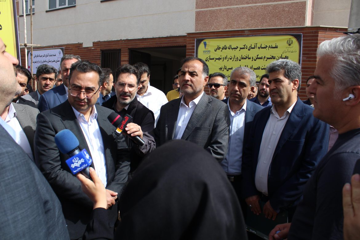 معاون وزیر راه و شهرسازی در حال بازدید از پروژه‌های نهضت ملی مسکن قزوین با حضور نمایندگان بانک مسکن