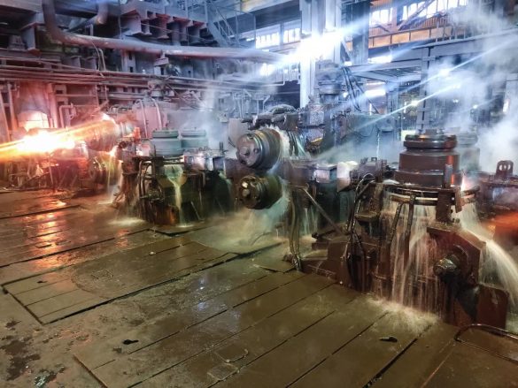 rolling 350 585x439 - ذوب آهن اصفهان: ثبت رکوردهای تولید در اوج چالش‌ها